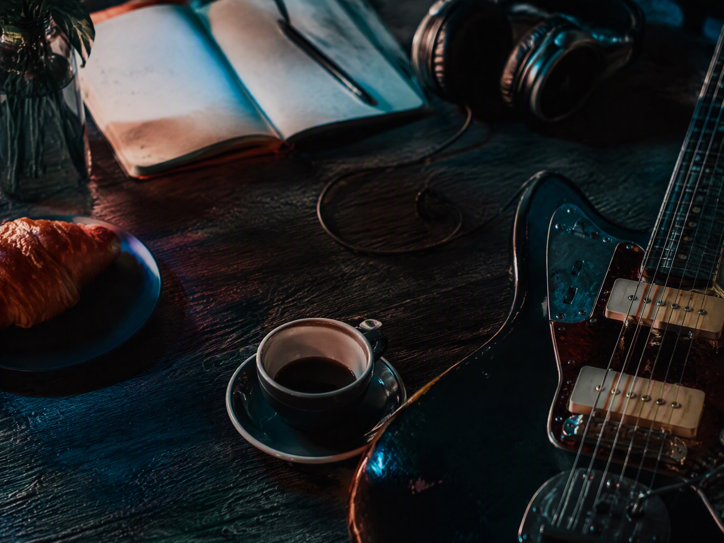 Close-up sound texture inspired by coffee shop music