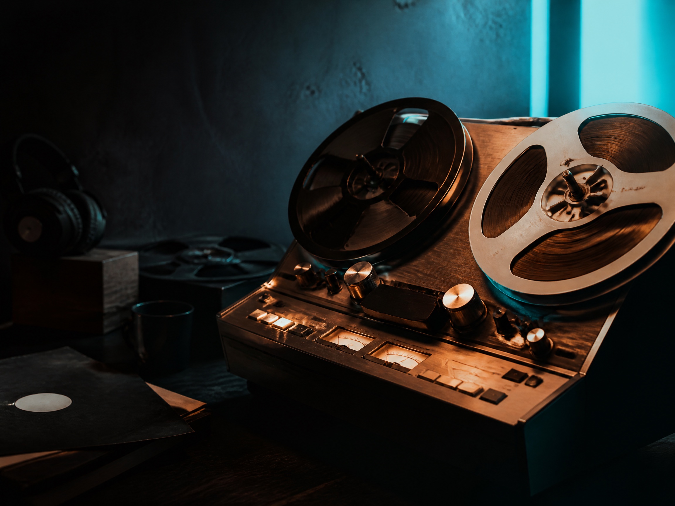 Close-up sound texture inspired by reels music